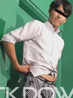 仕事帰りの新卒社会人/New Graduates Returning from Work
