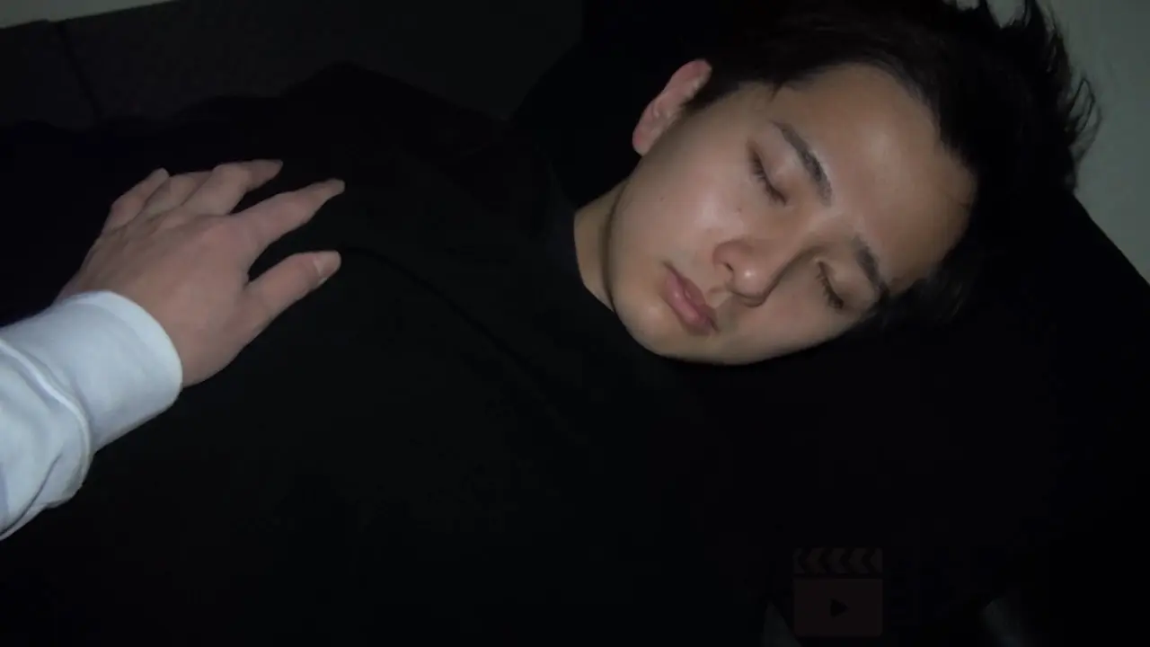 満喫で寝ている学生/Sleeping Student