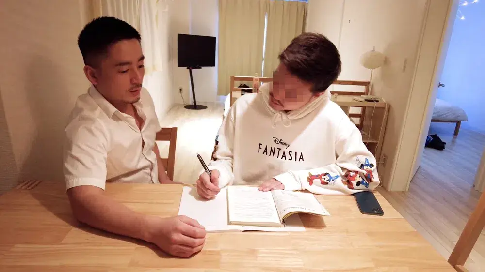 水泳部所属の家庭教師に憧れる生徒が誘惑に耐えられず、穿いていた競パンを嗅いでしまい...-3