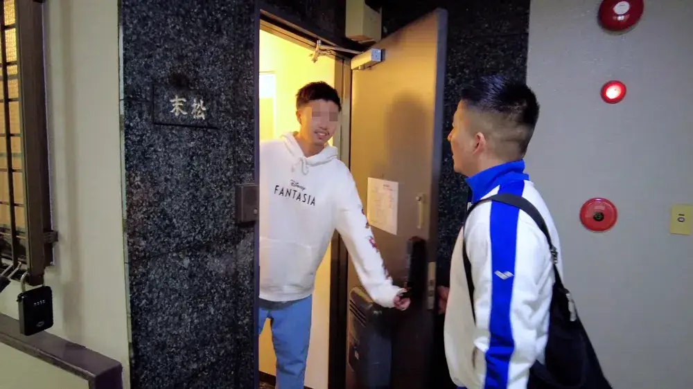 水泳部所属の家庭教師に憧れる生徒が誘惑に耐えられず、穿いていた競パンを嗅いでしまい...-1