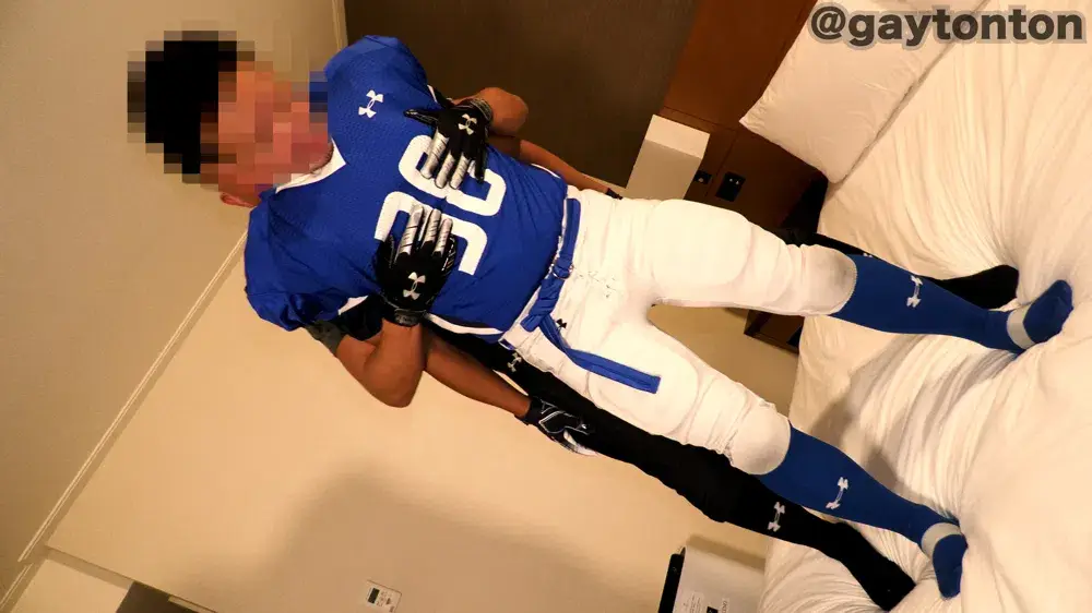 アメフト野郎のスポユニSEX!ガチムチ二人がアメフトユニ着て雄交尾!プリケツのウケ野郎にザーメン中出し!-1