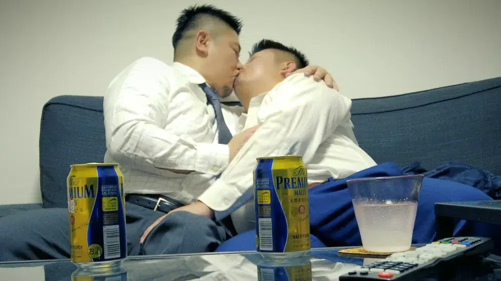 宅飲みからの潮吹き生交尾!大量潮吹きした末、先輩の種付けをゲット!-1