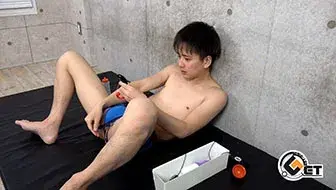 顔立ち整ったプリケツくんが自分のお尻をエッチな大人のおもちゃで開発!-8