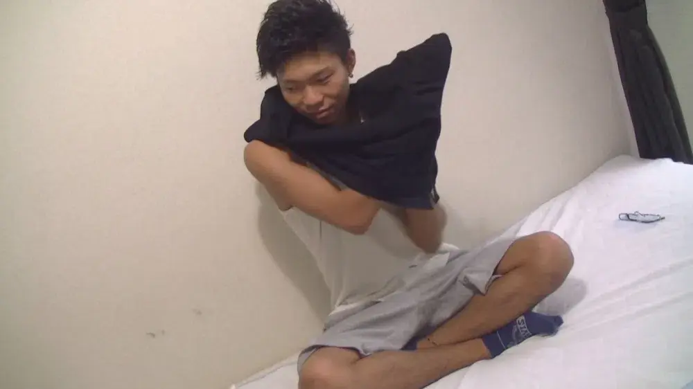 ヤンチャっぽい雰囲気の19才ノンケ男子が思わぬ男抜きの快感に声をあげてイかされる!!-1