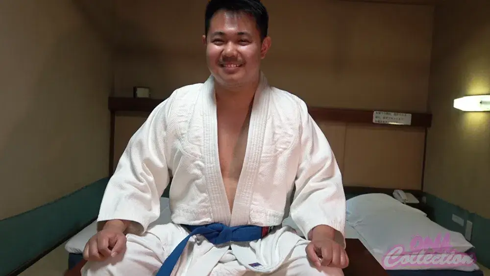童顔チビぽちゃ159-75-26がガチムチ覆面に犯される!変態パイパンチンポは終始ビンビン勃起!特典映像あり★-2