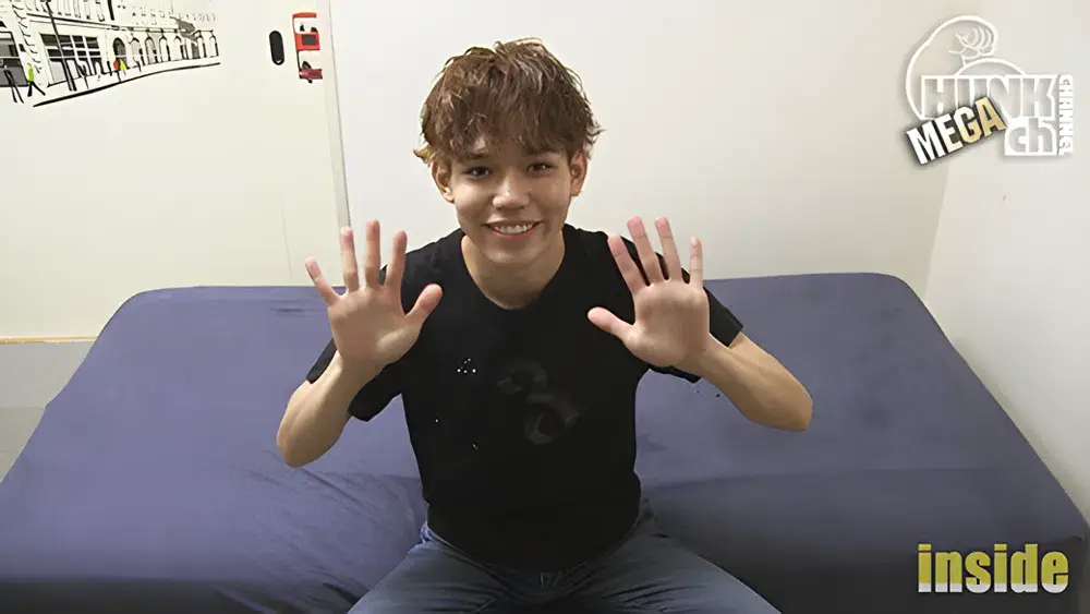 亀頭責めイッヌ!!シリーズ イケメンAV男優「はるま」がチンぐり返しで亀頭責めされてしまう-1