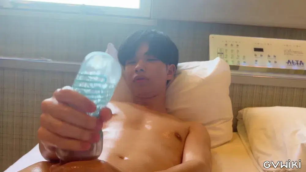 ヨウマ 久々登場! また体鍛えてきました! 持参のお気に入りオナホでシコシコ-6