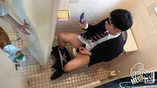 サッカー部出身の爽やかイケメン真宙(まひろ)くん22歳がバイトの休憩中にトイレで清掃員のお姉さんとヤった体験を再現!!デカマラを無理矢理ハメてガン突き、濃厚ザーメン大量ぶっかけ!!-3