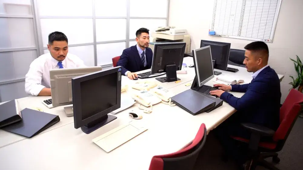 社内でイチャつくリーマン達の現場に遭遇!!ちんぽに飢えたウケが2本のちんぽをしゃぶりつき...-1