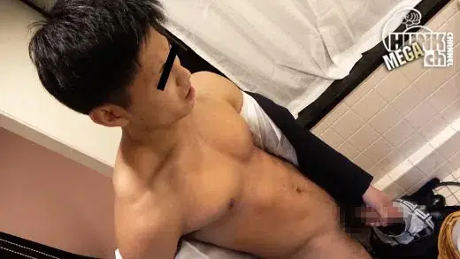 サッカー部出身の爽やかイケメン真宙(まひろ)くん22歳がバイトの休憩中にトイレで清掃員のお姉さんとヤった体験を再現!!デカマラを無理矢理ハメてガン突き、濃厚ザーメン大量ぶっかけ!!-9