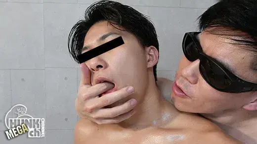 でかマラ倶楽部、極上のでかマラ男児が集う、秘密の倶楽部へようこそ...。19.5cmのメガマラ爽やか筋肉イケメン・翼(つばさ)21歳。Tバック姿で拘束されて、自慢のチンポを責め弄られて快感叫喚!!ベロチューをかましながら抱き合い掘られて、熱々ザーメンぶっかけられる!!-4