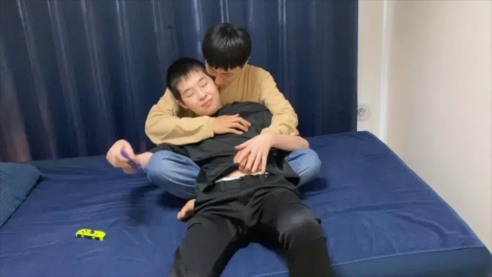 【ゲイ動画 JOYビデオ企画part5】ゲーム中のとらくんにAKIRAがエッチなイタズラ!-2