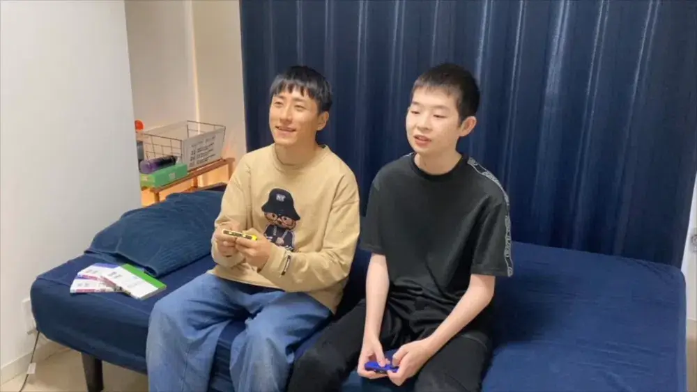 【ゲイ動画 JOYビデオ企画part5】ゲーム中のとらくんにAKIRAがエッチなイタズラ!-1