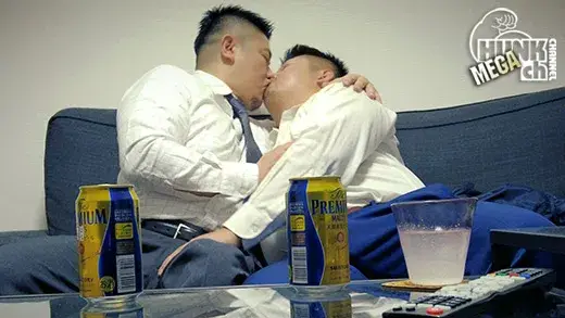 宅飲みからの潮吹き生交尾!大量潮吹きした末、先輩の種付けをゲット!-2