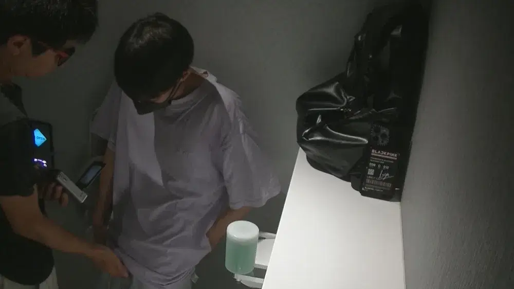 激エロ♪18才☆学校帰りのオシャレ美少年が公衆トイレで男にイタズラされてメロメロ昇天射精↑↑-2