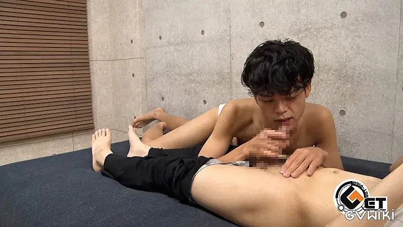 スリム系男子のご奉仕フェラで口内射精!-1