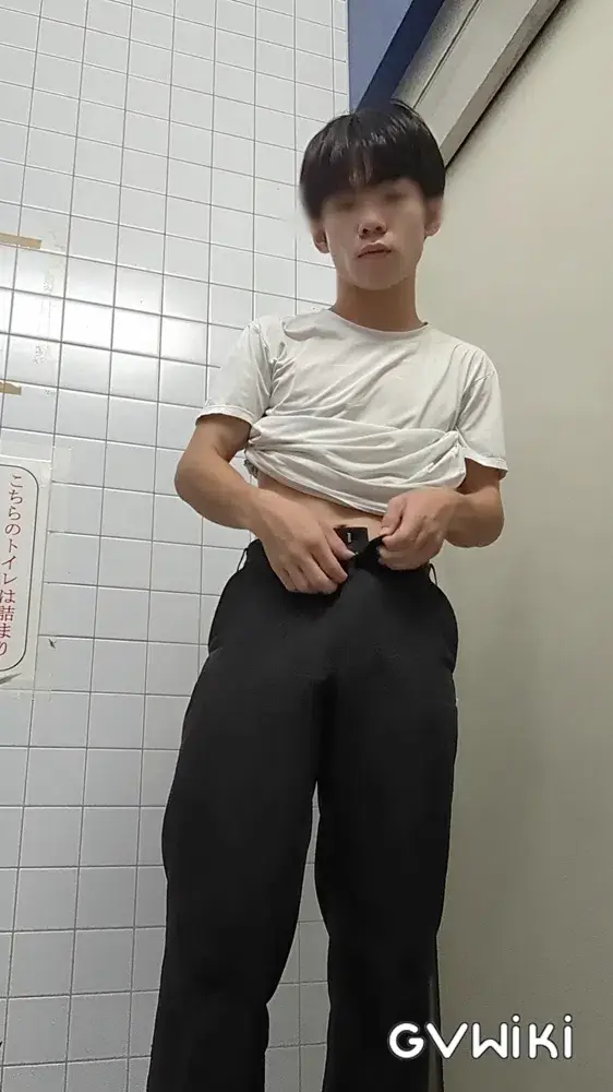 ぴちぴち18歳 学校の帰りに学生服姿 でトイレオナニー-1