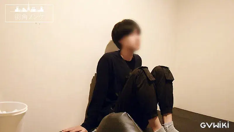 ピュアな黒髪イケメン大学生が目隠しされてホモチ○ポを咥えさせられる!-2
