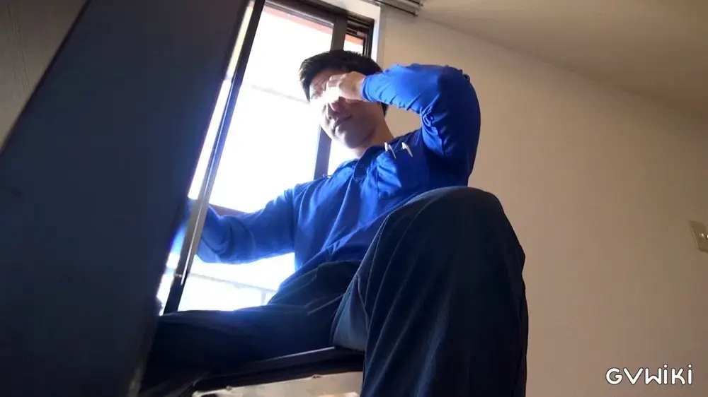 大胸筋際立つガッチリ体型の短髪男前GET!気付けばビンビン勃起溜まってたものをたっぷり搾り取られる!-2