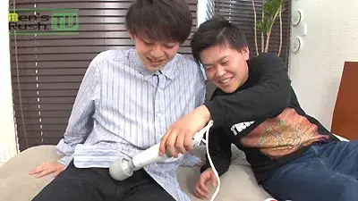 もちろん味見も!!友達のオナニー姿をチラ見しながら並んでシコシコ♪-1
