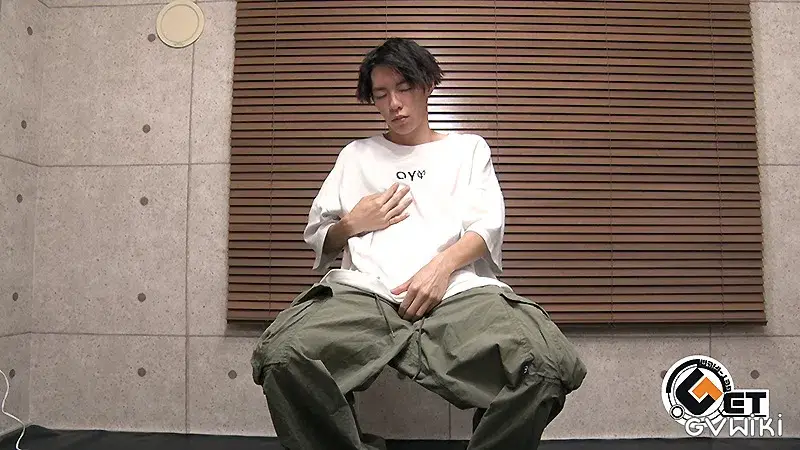 初登場の小柄なスリ筋くんがオナホを使ったオナニーに挑戦!-2