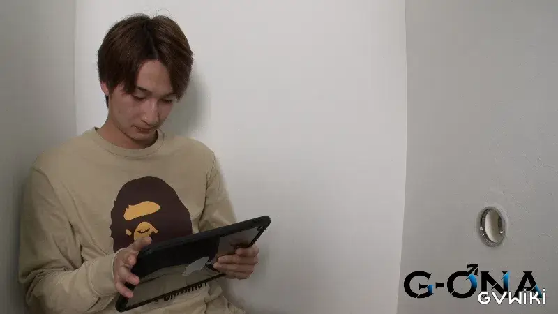 この穴はヤバい!?イケメン巨根男子がGLORY HOLEの快感に大量口内射精!-3