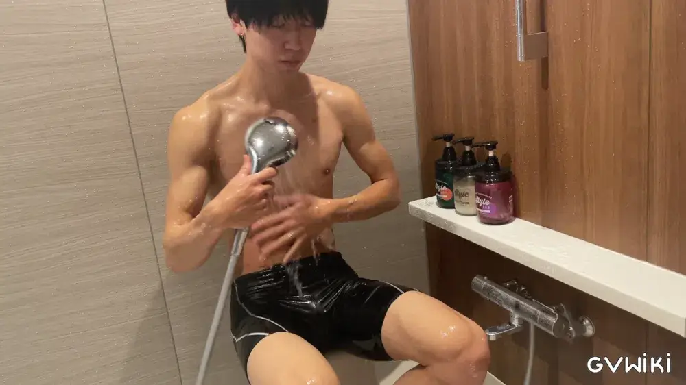 22歳 ノンケ筋肉イケメン ぴちぴち競泳パンツ姿で登場-1