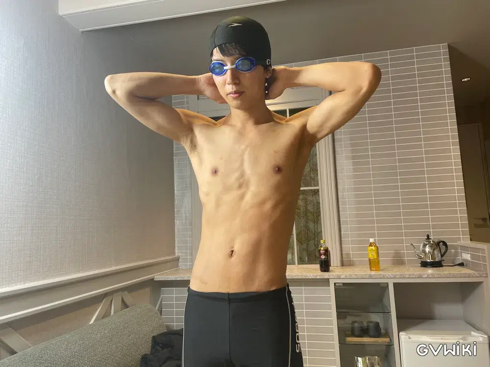 22歳 ノンケ筋肉イケメン ぴちぴち競泳パンツ姿で登場-2