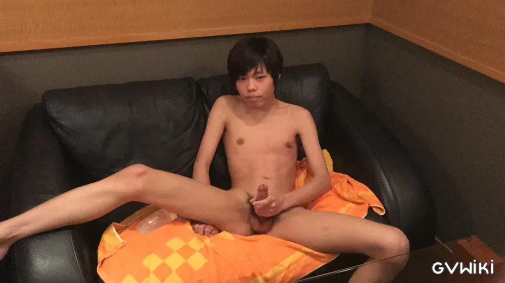 19歳 瑞樹くん 童顔スリム ソファーで開脚オナニー-2