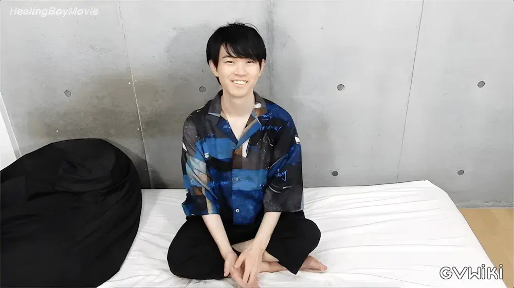 【初デビュー】19歳の小悪魔系男子がオナニー!さすがの2連続射精で大量放出!-1