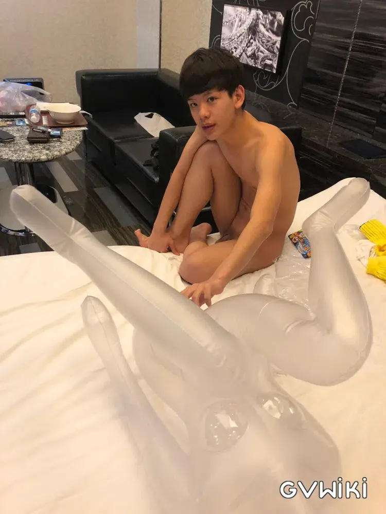 個人撮影 童顔イケメン ダッチワイフに大興奮-2