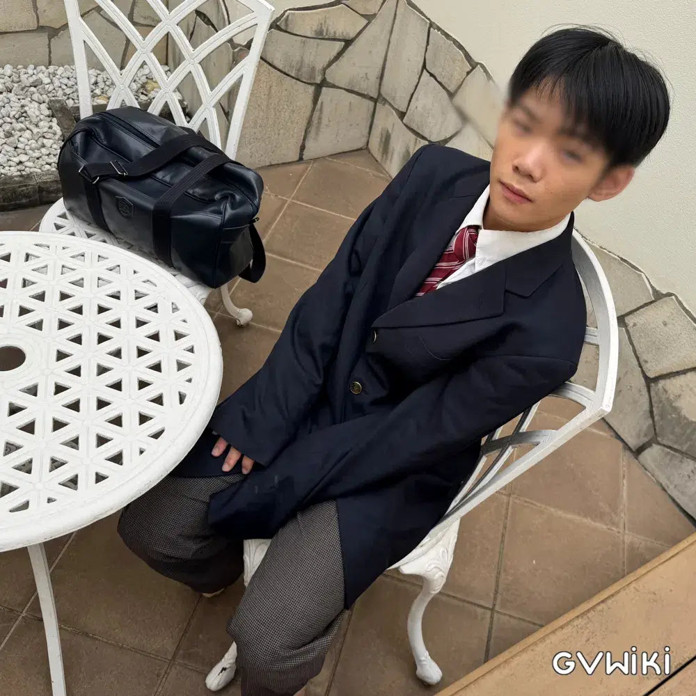 テラスの机上でかわいい系イケメンがオナ披露-1