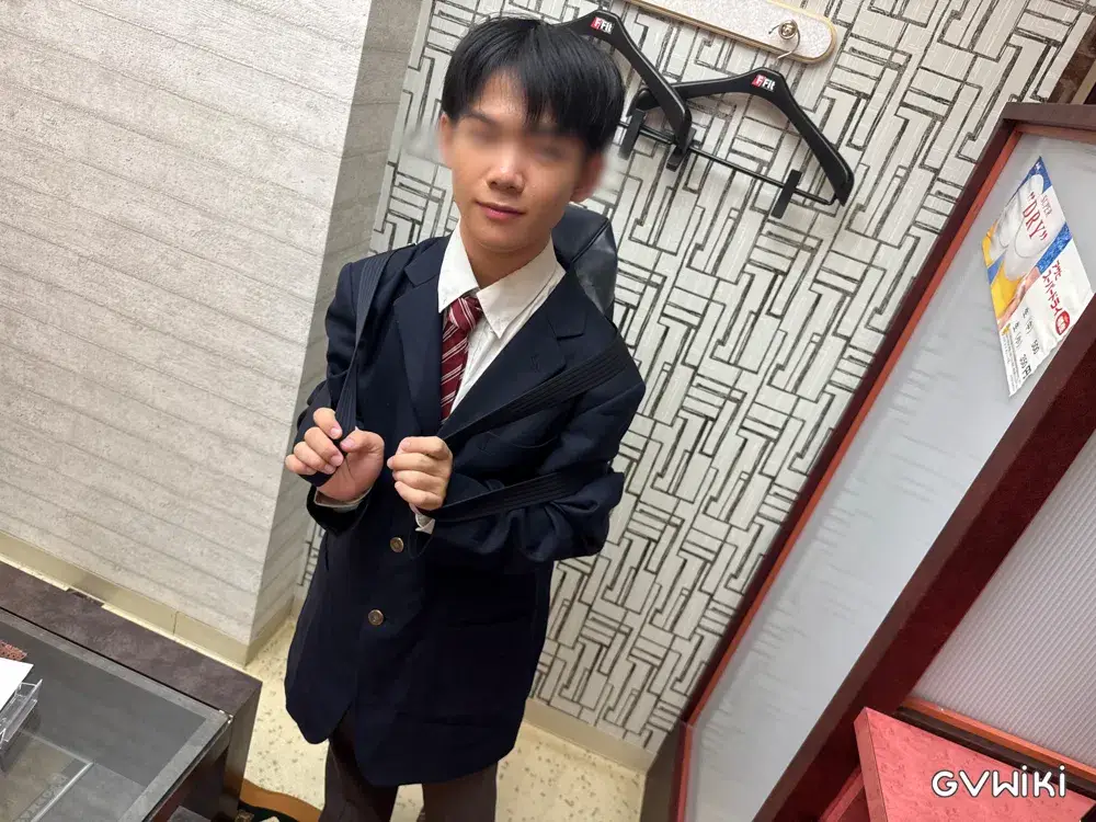 テラスの机上でかわいい系イケメンがオナ披露-4