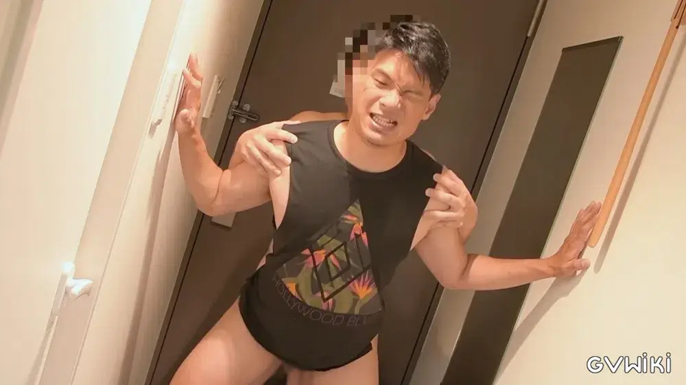 出前を注文したら廣木ヒロキが来ちゃった?!チップを渡すことを条件に体をまさぐってチンポも舐めちゃう!そのまま玄関で生立ちバック!?興奮冷めやらぬままベッドに押し倒して同時イキ種付け!-6