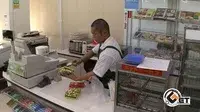 店員同士がレジでやっちゃう!!-3