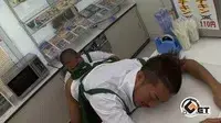 店員同士がレジでやっちゃう!!-7