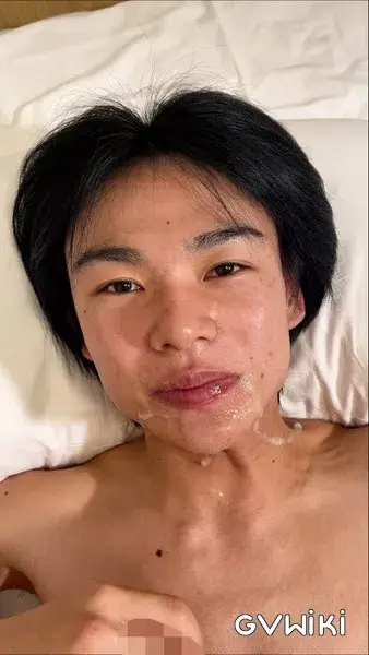 【18歳の美形男子がねっとりした舌使いでご奉仕!精子で溢れたお口は泡-11