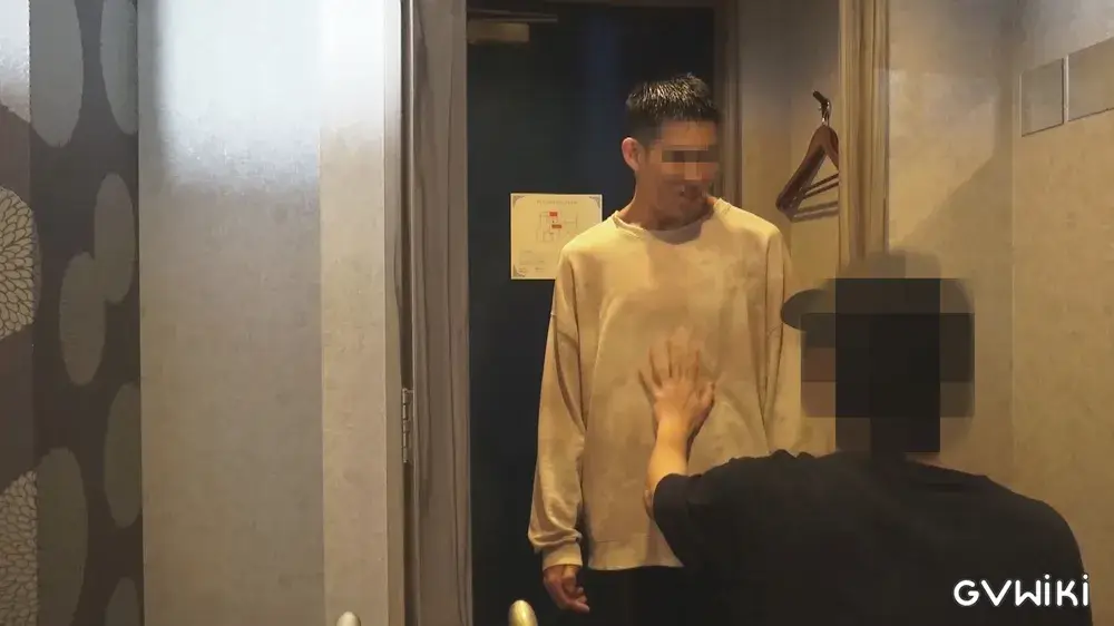 CASE7：短髪イケメン確定事案。ホテルの玄関先でいきなり…男性初体験なのにぐいぐいくるから。-3