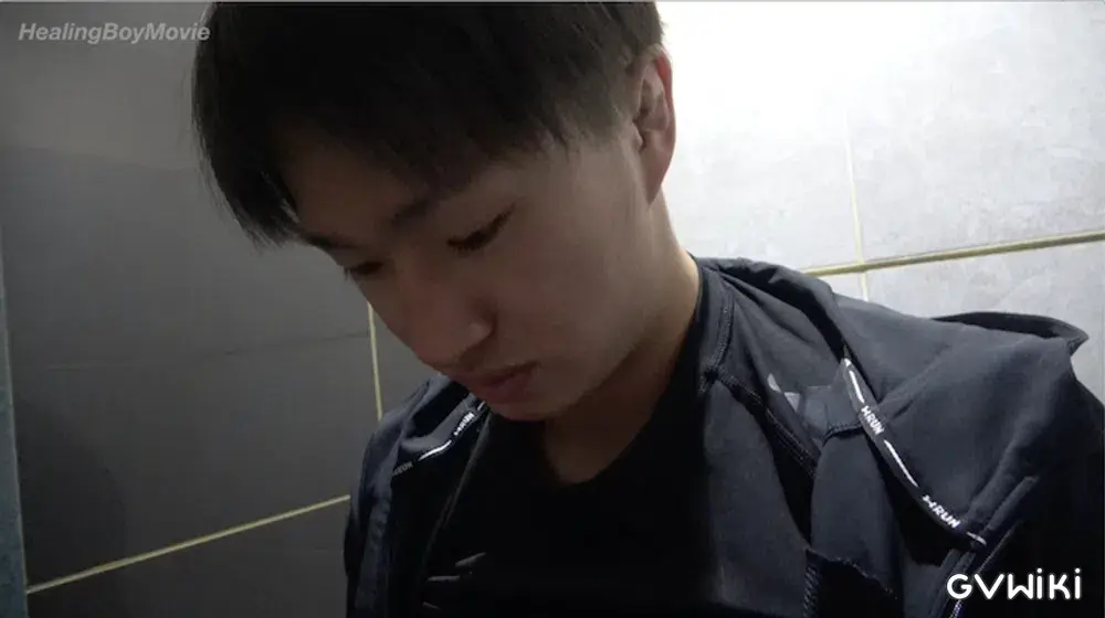 18歳が緊張しながら公衆トイレの中でドキドキオナニー!最後は勢いよく大量射精!-5