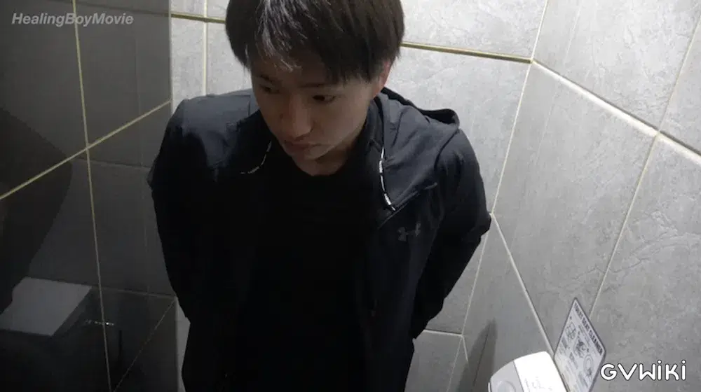 18歳が緊張しながら公衆トイレの中でドキドキオナニー!最後は勢いよく大量射精!-3