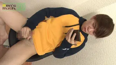 スリム系茶髪男子がカメラの前でチ○コをシコシコ★-1