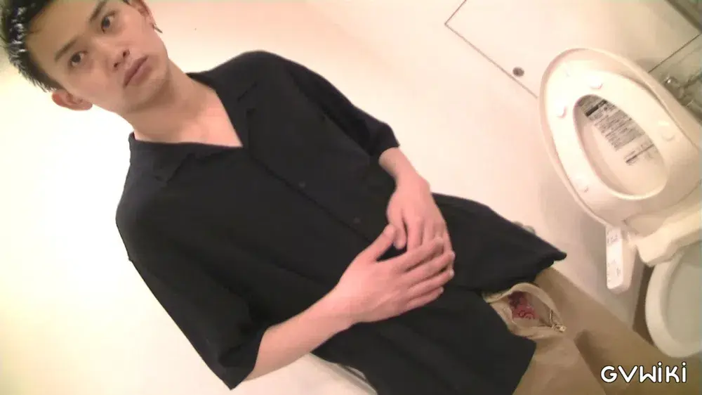 話題の屋外トイレで素人イケメンノンケが放尿とオナニー-4