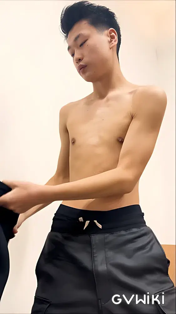 18歳!長マラ細身少年が私服姿でご奉仕&「飲精」-1
