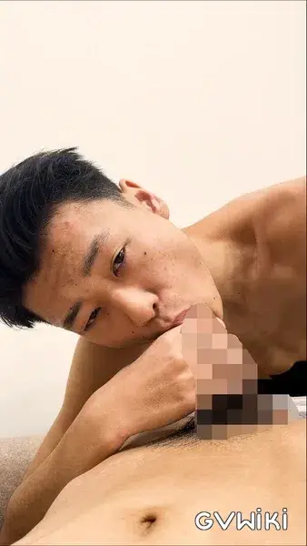 18歳!長マラ細身少年が私服姿でご奉仕&「飲精」-4