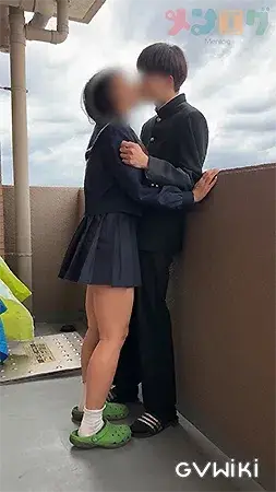 制服の男女が学校終わりにベランダで秘密のセックス。-3