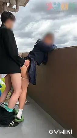 制服の男女が学校終わりにベランダで秘密のセックス。-5