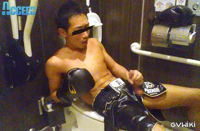 AKIRA『初撮りセルフ顔射アナニ―&公衆トイレで自撮りオナニー』-6