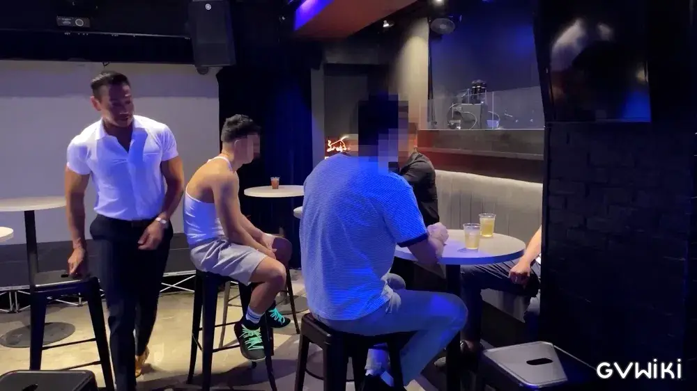 クラブで肉便器がマッチョ3人に無理やり輪姦-2