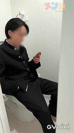 チャラそうな男の子のトイレオナニーを覗き見!-2