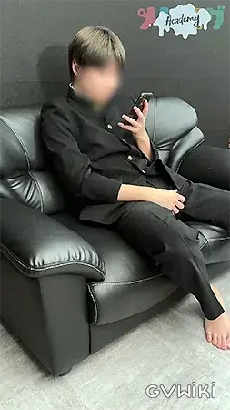あどけない顔の学ラン男子がソファーでオナニー！-4